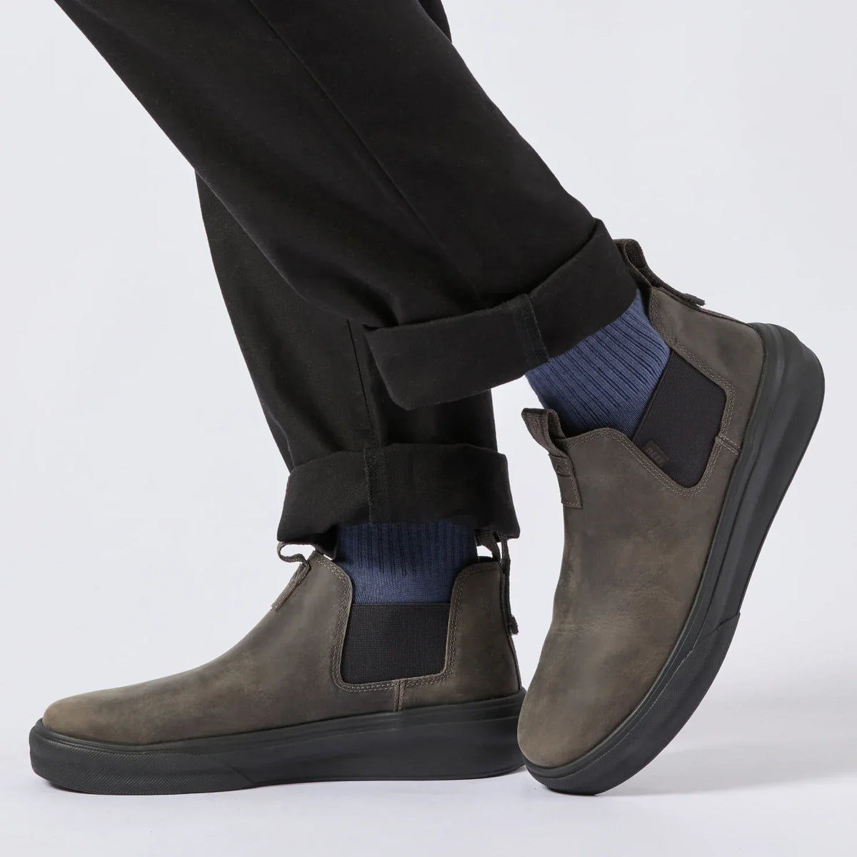 Evo men's right side mid-height shoe facing right, soft-rebound cushioning, anatomical arch support, beach-inspired comfort