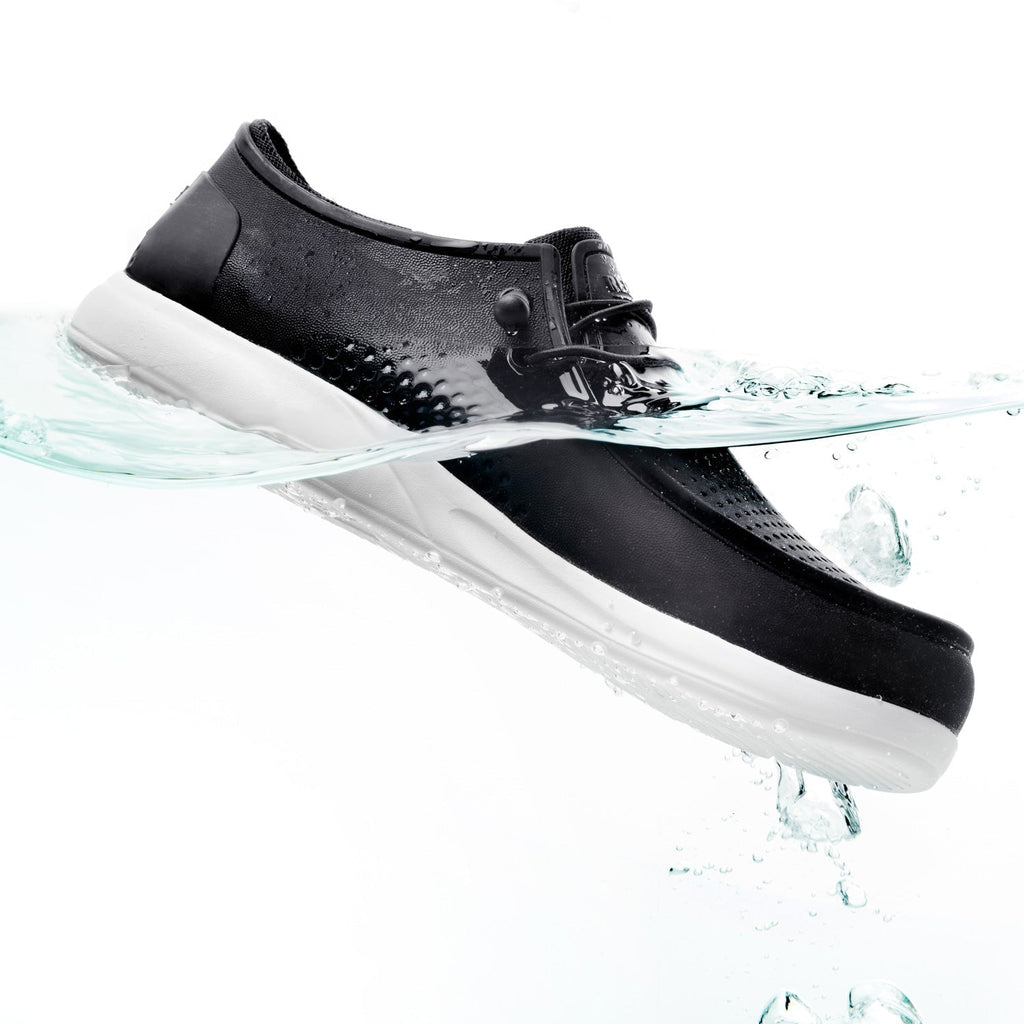Water Coast men's black shoe facing right with water droplets, featuring anatomical arch support and cushioning.