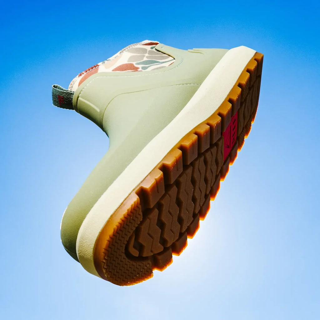 Free Fly X Scallywag facing upward, men's green water-friendly boot with durable gum outsole and cushioned arch support